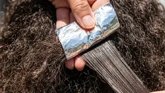 Folia czyni cuda: sztuczka, która w kilka minut zamienia niesforne włosy w luksusowe loki